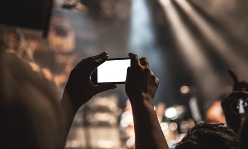 放大镜观察屏幕上安全提示图标的特写画面,象征风险核实的严谨态度